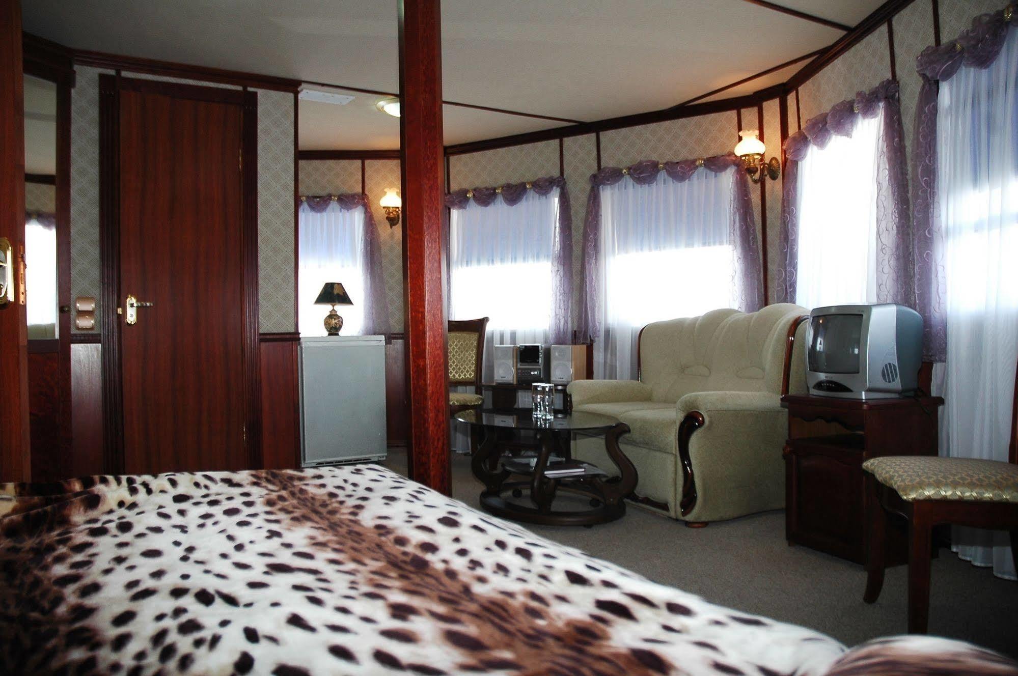 Bogdan Khmelnytskyi Hotel Kiev Eksteriør billede