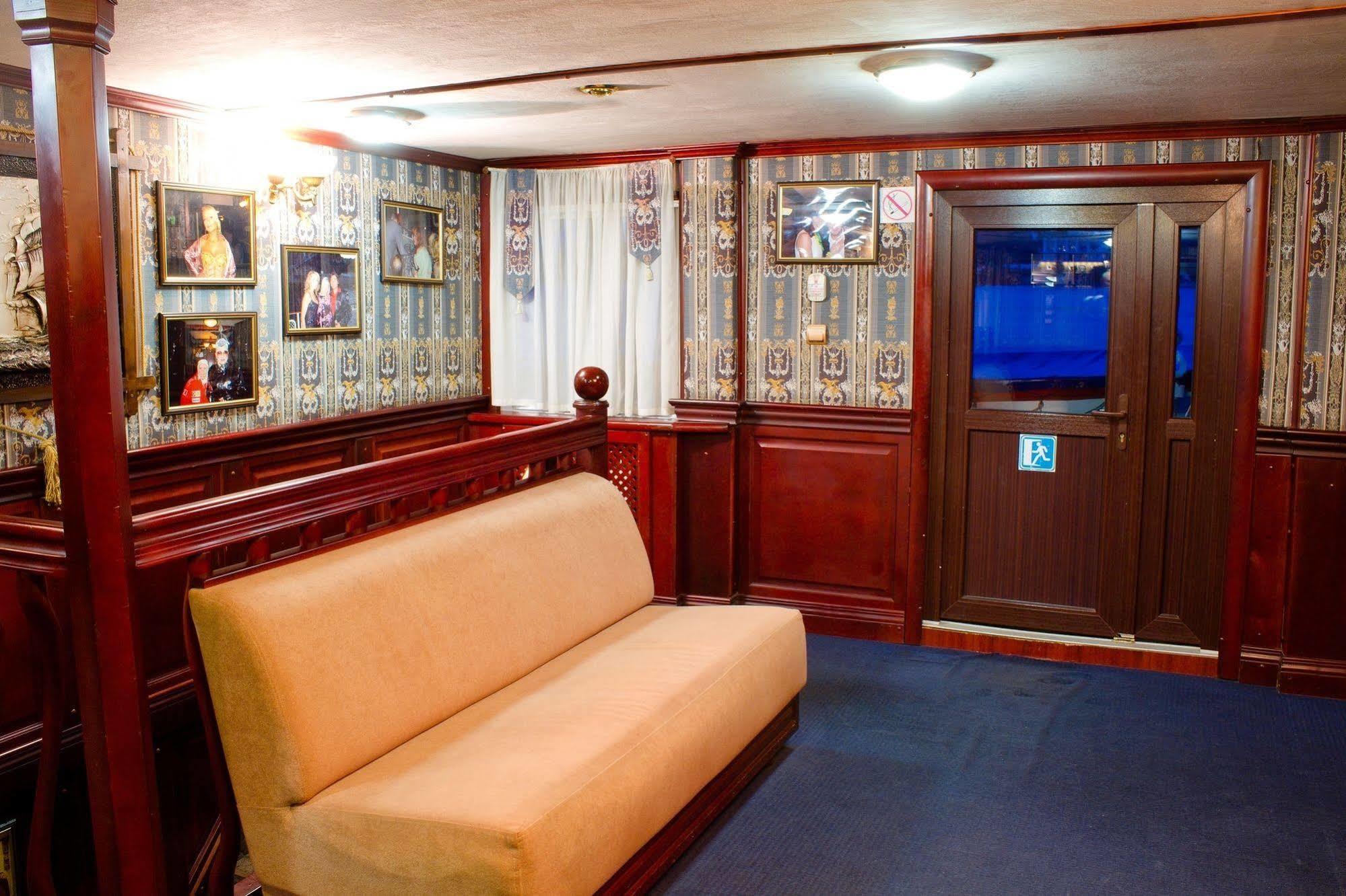 Bogdan Khmelnytskyi Hotel Kiev Eksteriør billede