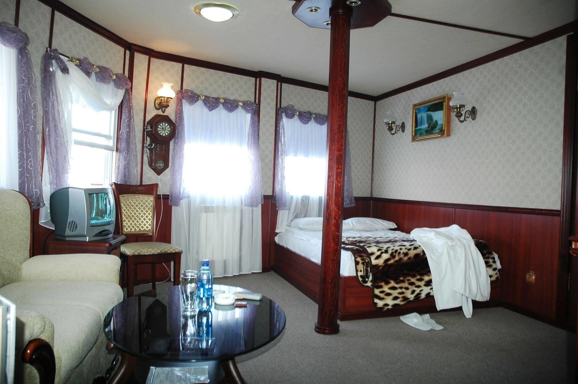Bogdan Khmelnytskyi Hotel Kiev Eksteriør billede
